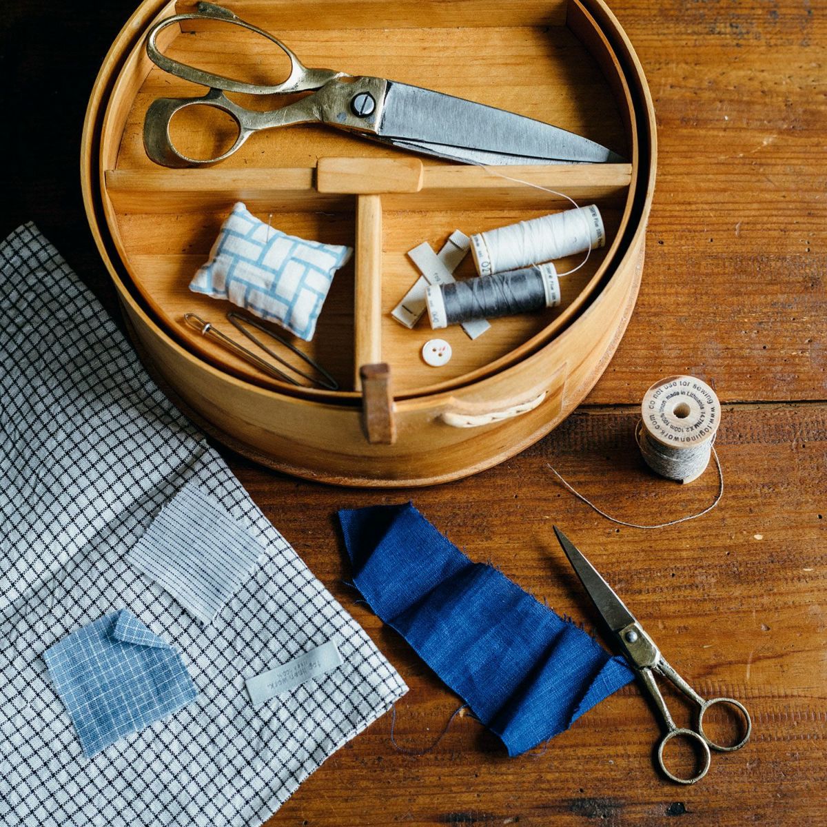 Fog linen work / Brass Handle scissors / Large - Image 4