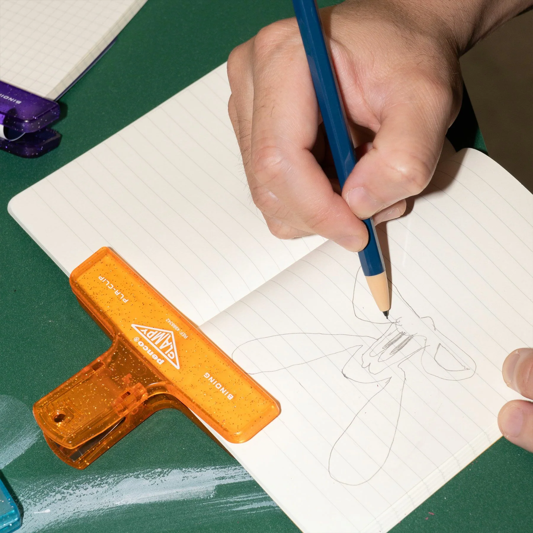 Plastic Clip Glitter - Image 11